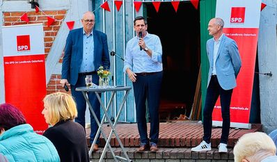 Bremens Bürgermeister Andreas Bovenschulte, Niedersachsens Ministerpräsident Olaf Lies und SPD-Kreisvorsitzender Michael Harjes beim Sommerempfang.