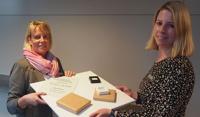 Birgit Asmann (Öffentlichkeitsarbeit) und Stefanie Kase (Vorstand) kündigen den 32. Kulturpreis der Volksbank Osterholz Bremervörde an.