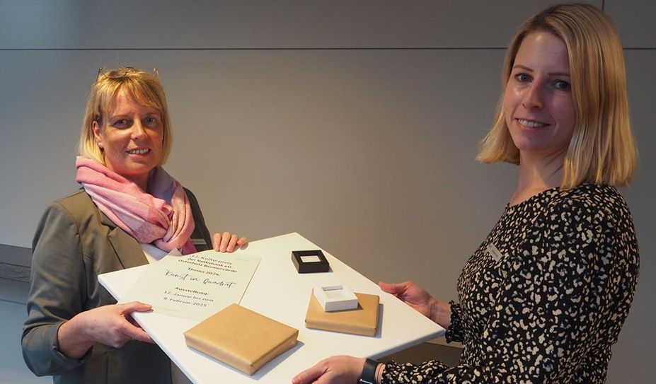 Birgit Asmann (Öffentlichkeitsarbeit) und Stefanie Kase (Vorstand) kündigen den 32. Kulturpreis der Volksbank Osterholz Bremervörde an.