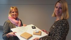 Birgit Asmann (Öffentlichkeitsarbeit) und Stefanie Kase (Vorstand) kündigen den 32. Kulturpreis der Volksbank Osterholz Bremervörde an.