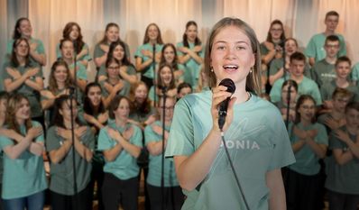 Mit viel Power und Elan präsentieren die Kinder und Jugendlichen ihre selbstgeschriebenen Lieder.