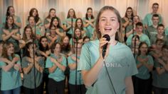 Mit viel Power und Elan präsentieren die Kinder und Jugendlichen ihre selbstgeschriebenen Lieder.