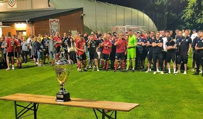 Der Günther-Mehrtens-Gedächtniswanderpokal geht an das Siegerteam der Aschwardener Sportwoche.