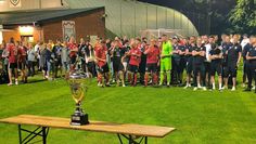 Der Günther-Mehrtens-Gedächtniswanderpokal geht an das Siegerteam der Aschwardener Sportwoche.