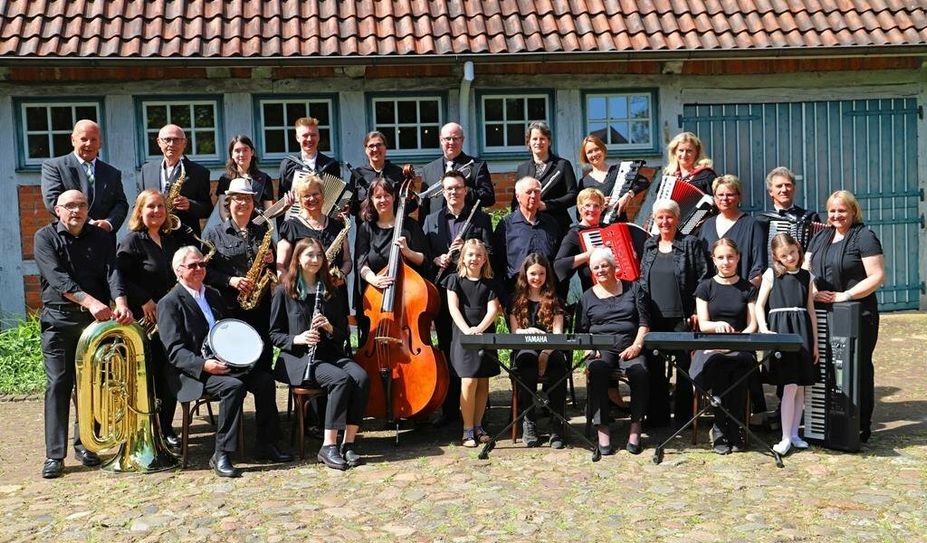 Möchten weihnachtliche Stimmung verbreiten: Das Orchestra Torfteufel e.V. Foto: eb