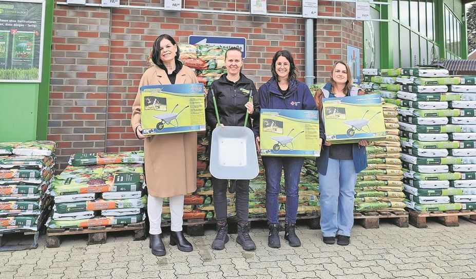 Bremervörde (eb). Bei der diesjährigen Aktion „Bremervörde räumt auf“ engagierten sich zahlreiche Vereine, Institutionen und Organisationen für eine saubere Stadt. Auch mehrere Kindergärten nahmen daran teil und die Kinder waren mit großem Eifer dabei. Sie halfen, die Außenanlagen an ihren Einrichtungen zu säubern. Als Dankeschön gab es von der Firma RAISA hochwertige Schubkarren, die bei zukünftigen Aufräumaktionen mit Sicherheit von Nutzen sein können.