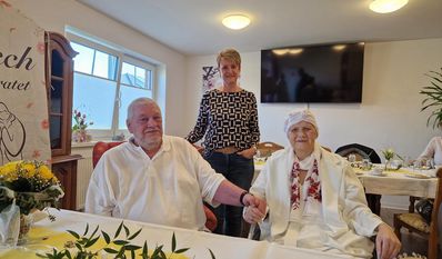 Standesbeamtin Annette Wintjen (Mitte) vermählte Kirsten Hagenah und Jürgen Hagenah-Kahl.