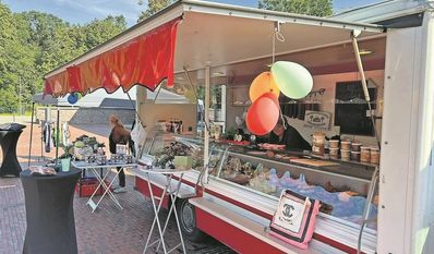 Der Wagen der Schlachterei steht nun wöchentlich auf dem Dorfplatz.