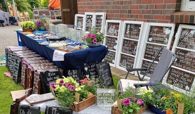 Verschiedene Dekoartikel für Haus und Garten können erworben werden.