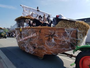 Frau und Herr Heuballen laden die Dorfgemeinschaft Lesumstotel/Werschenrege zum stroh-fröhlichen Erntefest ein. Foto: eb