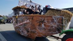 Frau und Herr Heuballen laden die Dorfgemeinschaft Lesumstotel/Werschenrege zum stroh-fröhlichen Erntefest ein. Foto: eb