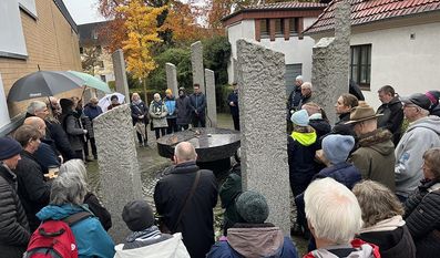 Zahlreiche Osterholzer:innen fanden sich am Platz der jüdischen Synagoge ein.