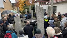 Zahlreiche Osterholzer:innen fanden sich am Platz der jüdischen Synagoge ein.