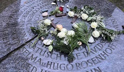 Zahlreiche Osterholzer:innen fanden sich am Platz der jüdischen Synagoge ein.