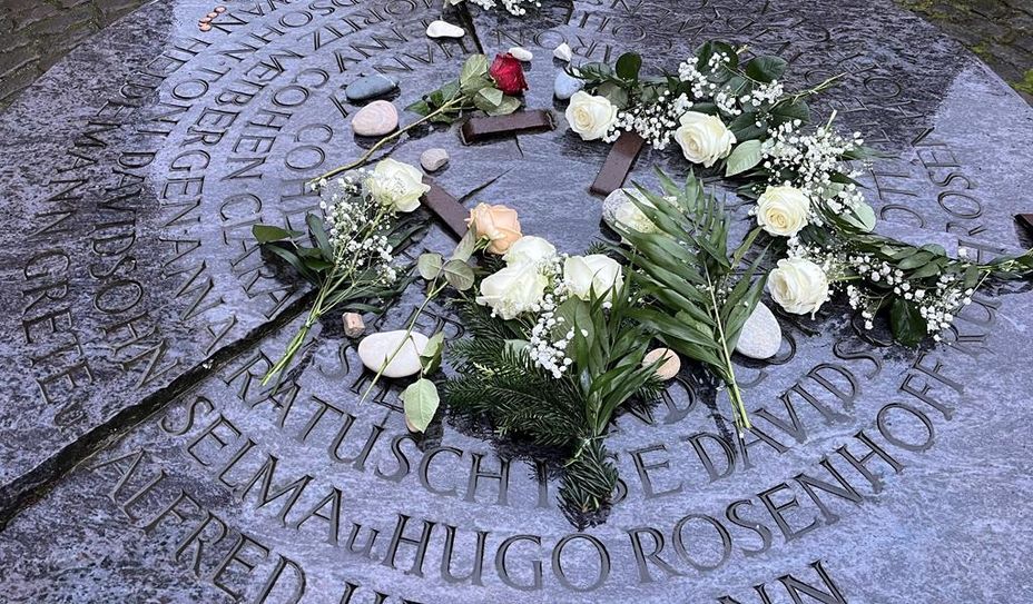 Zahlreiche Osterholzer:innen fanden sich am Platz der jüdischen Synagoge ein.