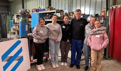 Einfach mal ausprobieren: Mädels in der Werkstatt bei Schrage Metallspritz- und Schweißtechnik.