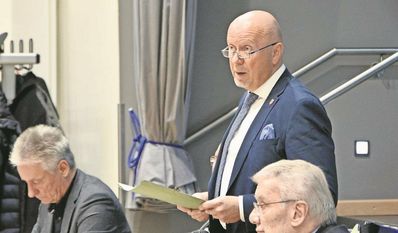 Bürgermeister Michael Hannebacher teilte im Stadtrat mit, dass die Stadt 130.000 Euro Schadenersatz zahlen muss. Scharfe Kritik kommt von Lothar Tabery und Jochen Hake.