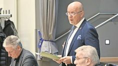Bürgermeister Michael Hannebacher teilte im Stadtrat mit, dass die Stadt 130.000 Euro Schadenersatz zahlen muss. Scharfe Kritik kommt von Lothar Tabery und Jochen Hake.