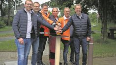 Nach zweieinhalb Jahren Bauzeit trafen sich die Akteure um Bürgermeister Guido Dieckmann (rechts) an der Pumpstation.