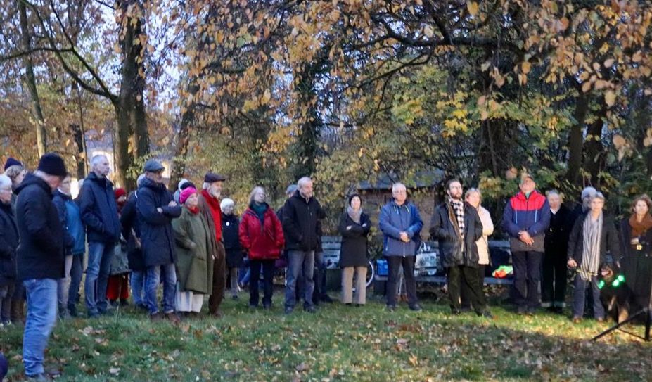 Die Veranstalter freuten sich, dass sich über 100 Menschen versammelten und den Rednern aufmerksam zuhörten.