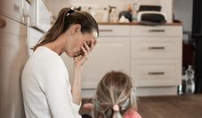 Zwei Drittel der alleinerziehenden Mütter und Väter fühlen sich ausgebrannt, 43 Prozent leiden unter depressiven Verstimmungen.