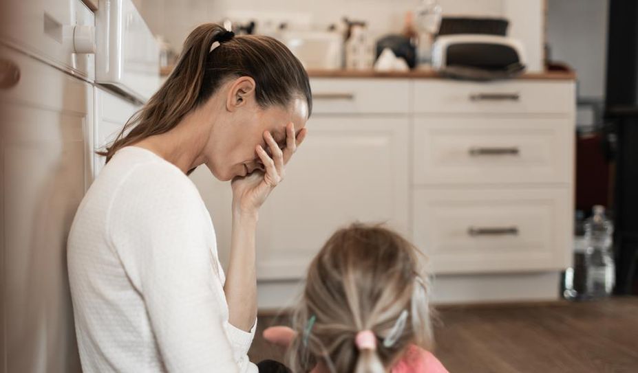 Zwei Drittel der alleinerziehenden Mütter und Väter fühlen sich ausgebrannt, 43 Prozent leiden unter depressiven Verstimmungen.