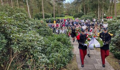 Zahlreiche Menschen aus vielen Ländern nahmen an der Gedenkveranstaltung teil.