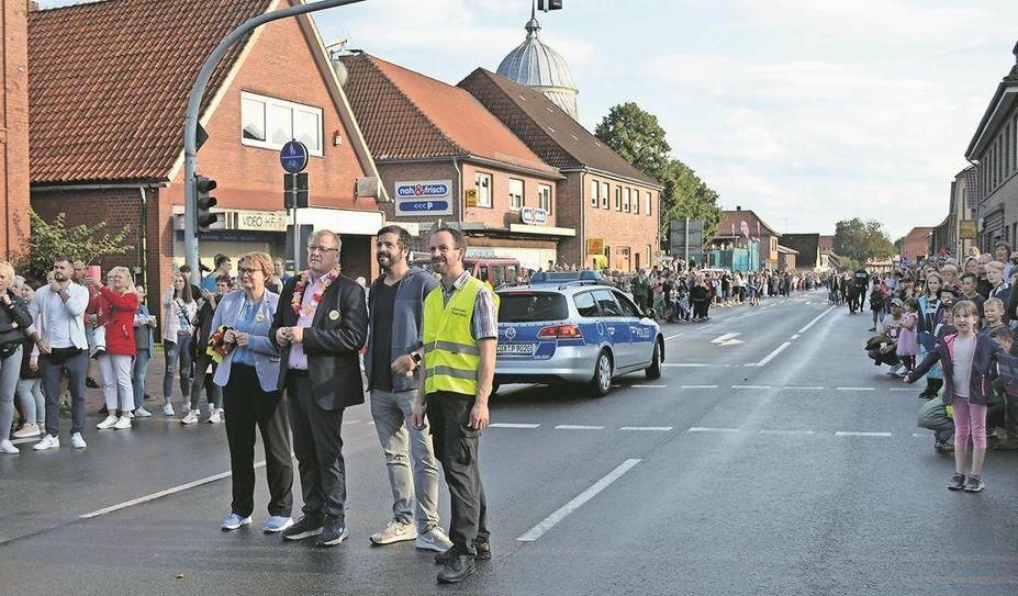 Daniela Behrens, Manfred Knust, Daniel Schneider und Marktmeister Tiedemann freuen sich über die vielen Zaungäste entlang der Umzugs-Route.