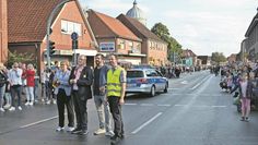Daniela Behrens, Manfred Knust, Daniel Schneider und Marktmeister Tiedemann freuen sich über die vielen Zaungäste entlang der Umzugs-Route.