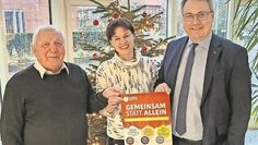Hoffen, dass einsame Menschen sich die benötigte Hilfe holen: (v.l.) Helmut Sündermann vom Kreisseniorenrat, Ursula Seidler-Braun von „RoSe“ und Landrat Marco Prietz.