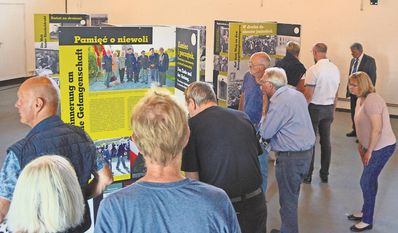 Bei der Ausstellungseröffnung waren viele interessierte Personen vor Ort.