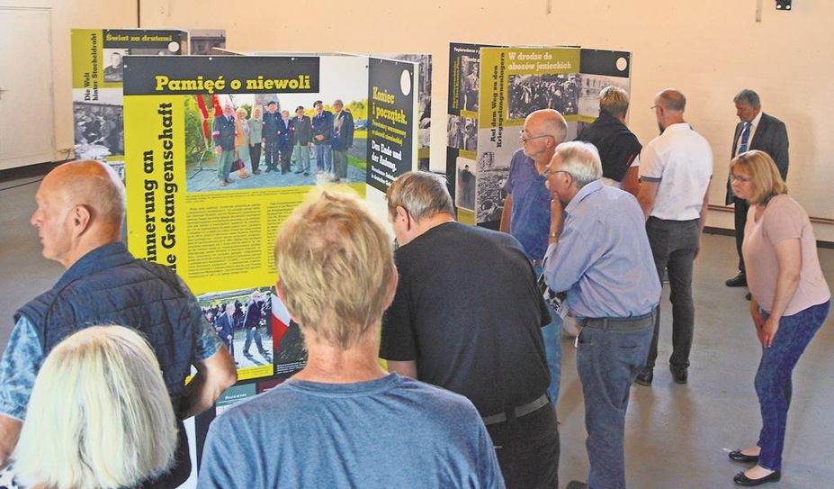 Bei der Ausstellungseröffnung waren viele interessierte Personen vor Ort.
