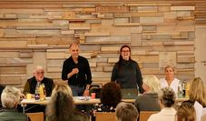 Erwin Bienewald (Stiftung Maribondo da Floresta), Guido Will, Dèsirèe K. Himmelmann-Hoeft und Andrea Wottrich (alle PVO) bei der Auftaktveranstaltung in der Bötjer`schen Scheune.