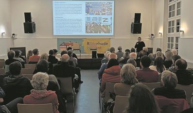 Viele interessierte Bürger:innen hörten dem Vortag von Andrea Röpke aufmerksam zu.