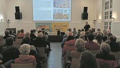 Viele interessierte Bürger:innen hörten dem Vortag von Andrea Röpke aufmerksam zu.