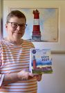Die Galeristin Eva Janschek präsentiert den neuen Kalender von Ole West.