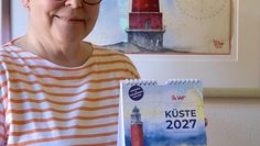 Die Galeristin Eva Janschek präsentiert den neuen Kalender von Ole West.