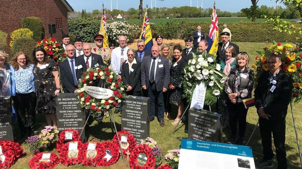 Am 8. Mai 2022 wurden im Beisein englischer Gäste Gedenkstelen für die Opfer des NS-Regimes auf dem Friedhof Kutenholz eingeweiht.