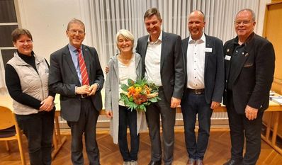 Die stellvertretende Superintendentin Esther Ockuhn (v. li.), Regionalbischof Hans-Christian Brandy, Silke und Carsten Stock, der Synodenvorsitzende Pastor Markus Stamme, der KV-Vorsitzende von St. Liborius Bremervörde und Karsten Thomsen nach der Wahl.