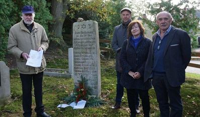 Martin Engelhardt (li.) hat eine Dokumentation über den jüdischen Friedhof in Beverstedt erstellt. Bürgermeister Guido Dieckmann begrüßte Elfriede und Hans-Jürgen Brumsack, Angehörige des letzten jüdischen Beverstedters Julius Brumsack.