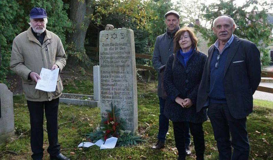 Martin Engelhardt (li.) hat eine Dokumentation über den jüdischen Friedhof in Beverstedt erstellt. Bürgermeister Guido Dieckmann begrüßte Elfriede und Hans-Jürgen Brumsack, Angehörige des letzten jüdischen Beverstedters Julius Brumsack.