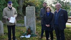 Martin Engelhardt (li.) hat eine Dokumentation über den jüdischen Friedhof in Beverstedt erstellt. Bürgermeister Guido Dieckmann begrüßte Elfriede und Hans-Jürgen Brumsack, Angehörige des letzten jüdischen Beverstedters Julius Brumsack.