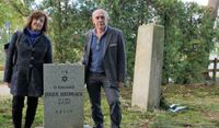 "Er kam zurück" steht auf dem Grabstein von Julius Brumsack. Hans-Jürgen und Elfriede Brumsack besuchen regelmäßig das Grab des Vaters und Schwiegervaters