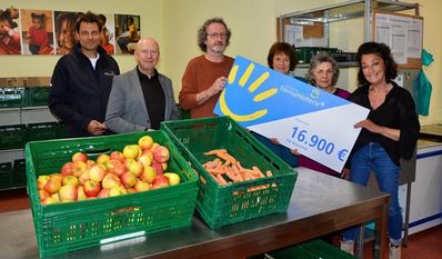 Über die 16.900 Euro freuen sich (v. li.) Jan Spekker (Deutsche Fernsehlotterie), Bürgermeister Michael Hannebacher, Andreas von Glahn, Juliane Bergholz und Ulla Michaelis (Tandem e.V.) sowie Regina Terzic (Deutsche Fernsehlotterie).