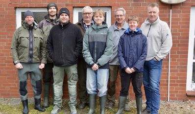 In geeigneten Gewässern werden die Fische dann ins Wasser gelassen.