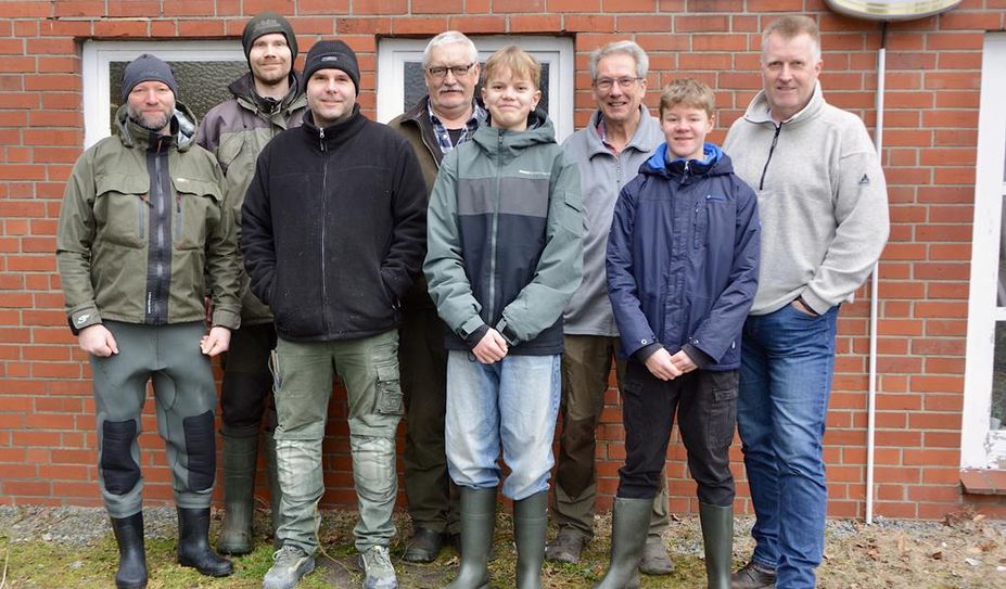 In geeigneten Gewässern werden die Fische dann ins Wasser gelassen.