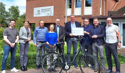 Die Förderstelle das Amt für regionale Landesentwicklung übergibt der Samtgemeinde Geestequelle die begleitenden Schilder zur LEADER-Projektförderung im Beisein wichtiger Projektpartner.