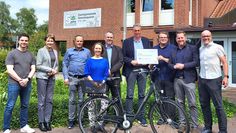 Die Förderstelle das Amt für regionale Landesentwicklung übergibt der Samtgemeinde Geestequelle die begleitenden Schilder zur LEADER-Projektförderung im Beisein wichtiger Projektpartner.