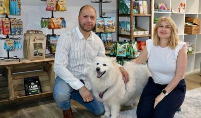 Viktoria und George Marcus Gellert mit der vor einem Jahr adoptierten Hündin Umka. Foto: akl
