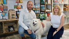 Viktoria und George Marcus Gellert mit der vor einem Jahr adoptierten Hündin Umka. Foto: akl